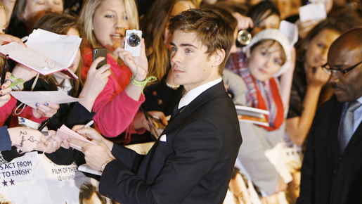 ザック・エフロン、最新作プレミア会場で新境地開拓に意欲を見せる