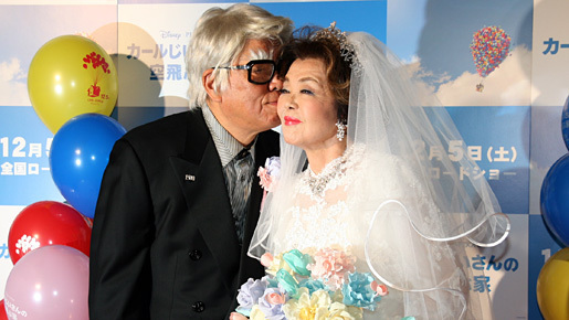 ノムさん、ウエディング姿の夫人を優しくエスコート「母ちゃんのおかげで私がいる」