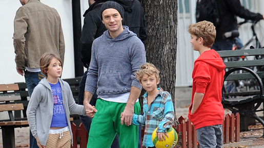 ジュード・ロウ、のぞき見し続ける学生たちに激怒、オレンジを投げつける！