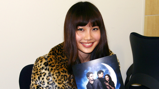 『ニュームーン』前作超えスタート！ネットで大注目のタイの美少女歌姫がメッセージ