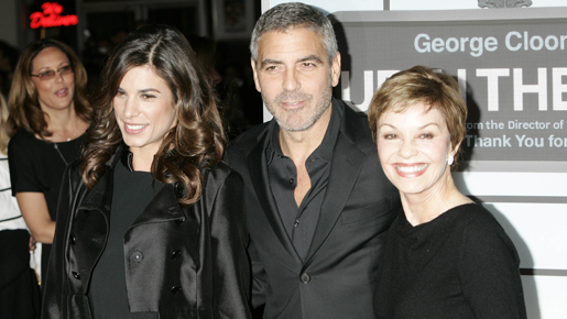 ジョージ・クルーニー、恋人と母親を連れて新作プレミアに出席