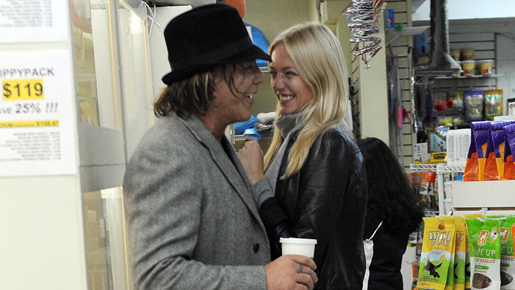 バツ2のミッキー・ローク、33歳年下モデルと婚約。3度目の正直で幸せになれるか？