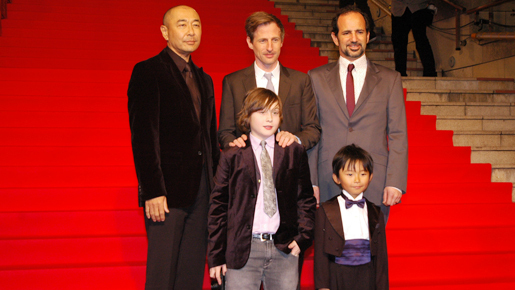 こども店長、タキシードでレッドカーペットに！英語操り、ハリウッドへ向け準備万端？