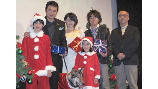 深田恭子、成長した巨大ウルフドッグを平然とナデナデ