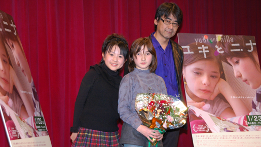 フランスの天才少女が来日！　『ユキとニナ』舞台挨拶でさくらまやが歓迎の熱唱！