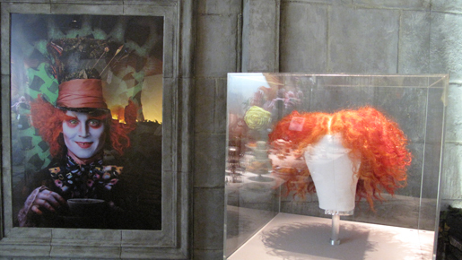 初日は約2,200人集客、100分待ちの大盛況　J・デップ着用の衣裳も！『アリス』世界展