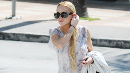 今年もお騒がせ？　リンジー・ローハンがパパラッチと車の接触事故