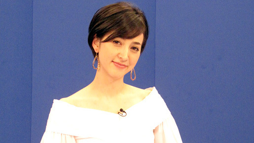 滝川クリステルのナレーション収録現場に独占潜入　今年は「余裕を持ってお仕事」