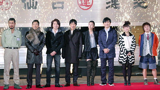 堺雅人があったかコタツに思いを馳せる一方、竹内結子は脚露出の薄着に震える！