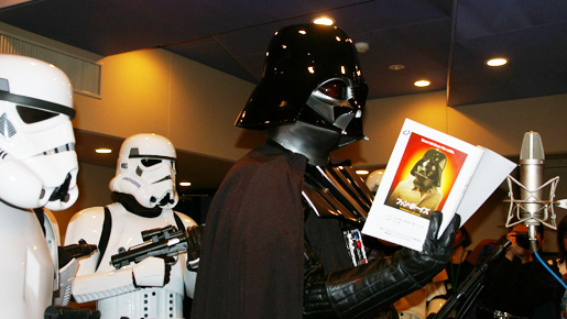 ダース・ベイダー現る　『スター・ウォーズ』熱狂的ファンがコスプレでスタジオ占拠