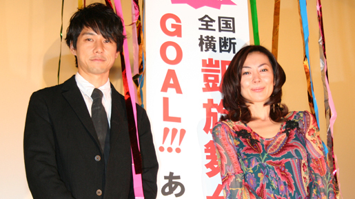 中山美穂、凱旋舞台挨拶で感涙！　すかさず西島秀俊がハンカチ差し出す