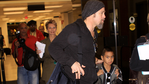 やっぱり2人の仲は安泰？　ブランジェリーナ、マドックスを連れてスーパーボウル観戦