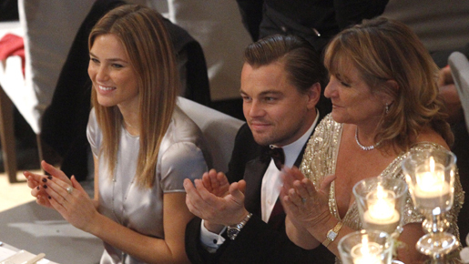 レオがバー・ラファエリ同伴で連日パーティに出席 彼女の左手薬指には気になる指輪が