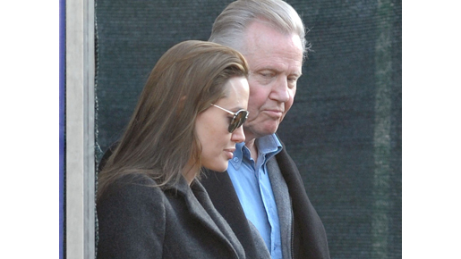 アンジー、長年疎遠だったオスカー俳優の父親とついに和解？