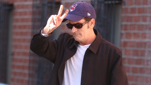 チャーリー･シーンがリハビリ施設に入所。出演中のＴＶシリーズは撮影中断