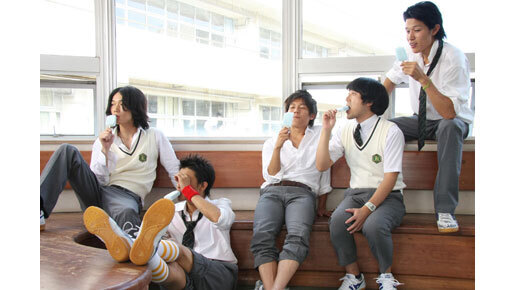 勝地涼、アイスほお張り見つめるその先には？　『シュアリー・サムデイ』新画像解禁！