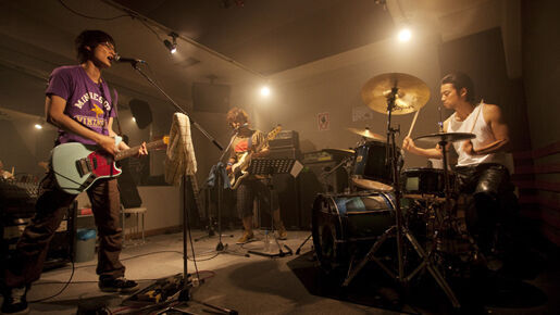 ソラニン 演奏場面のメイキング映像解禁 男たちを見守る宮崎あおいの表情にキュン 10年3月23日 ウーマンエキサイト 1 2 ソラニン 演奏場面のメイキング映像解禁 男たちを見守る宮崎あおいの表情にキュン 10年3月23日 ウーマンエキサイト 1 2