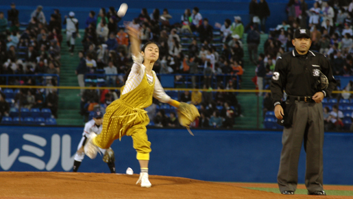 忽那汐里、始球式登板！　池松壮亮がしっかりと“愛のボール”を受け止める