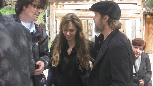 ブランジェリーナ、サラエボを電撃訪問 ボスニア紛争後に難民生活を続ける家族と面会