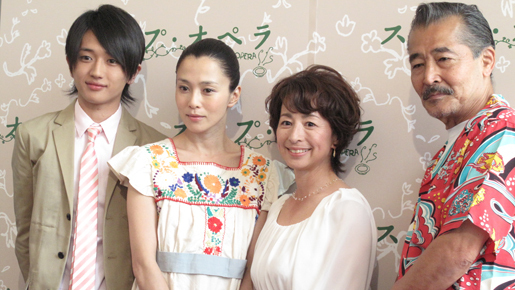 坂井真紀　指輪を輝かせ新婚生活を初ナマ報告