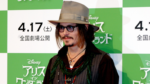 W杯が気になる！　ジョニー・デップがロケ・セットのあちこちにTVを設置