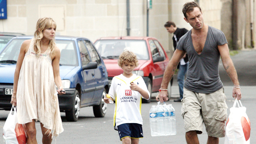 きっかけは子供のヘアカット…ジュード・ロウの元妻と婚約者シエナがバトル続行中！