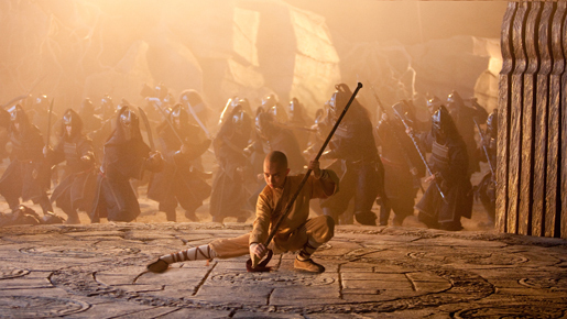 土が舞う！　炎が躍る！　『エアベンダー』白熱のバトルシーンの映像が到着