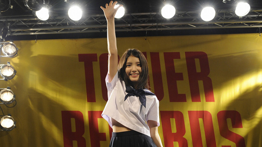 川島海荷、制服姿で「MajiでKoiする5秒前」をダンス付きで披露！