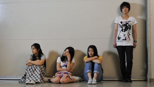 成海璃子、忽那汐里、草刈麻有らがミステリー初挑戦　『少女たちの羅針盤』撮影快調