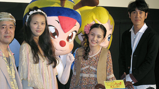 美少女女優アヤカ、みつばちハッチ顔バースデイケーキに感激