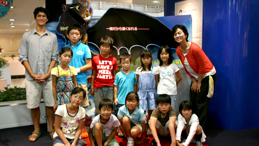 『ヒックとドラゴン』親子試写で学生たちが奮闘！　英語を絡めたイベントで大盛況