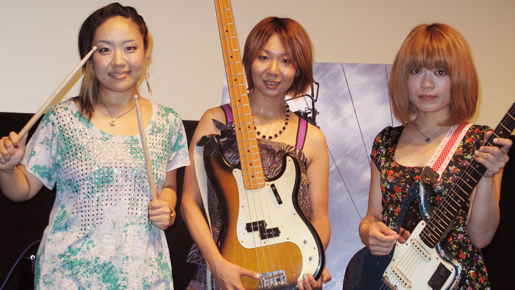 ガールズバンド・つしまみれ  凍る映画上映前に熱いハート演奏