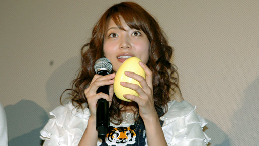 板東英二が舞台挨拶乱入　相武紗季の“ふんどし祖父”の思い出に感動しゆでたまご贈呈