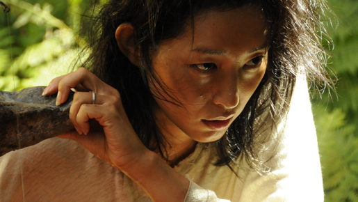 衝撃！　木村多江が豪快に蛇の皮を剥く　『東京島』本編特別映像が到着