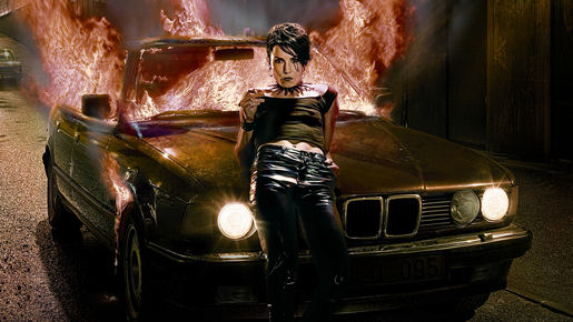 飛行中の飛行機で！　ハリウッドで！　『ミレニアム』映画の外でも続々と事件勃発？