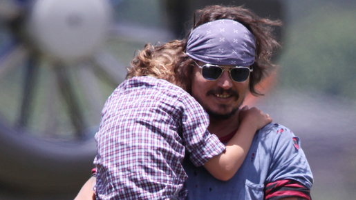 ジョニー・デップ、殺人事件の冤罪を訴えるコンサートにギタリストとして参加