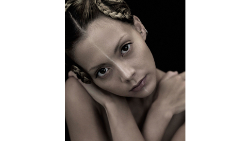 土屋アンナが3D版『バトル・ロワイアル』主題歌を担当　あの名曲が過激な現代風に！