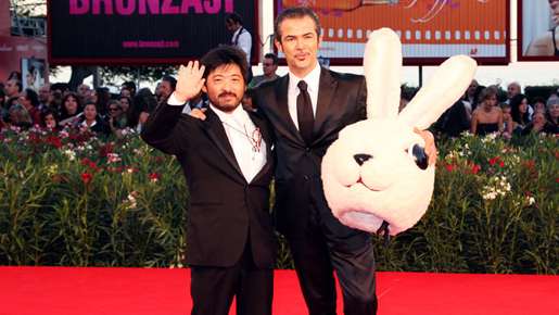 清水崇がウサギの被り物でヴェネチア参上！　3D映画部門は『アバター』＆『ヒック』