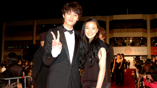 岡田将生、タキシードでピース！　蒼井優と共に釜山レッドカーペットに登場
