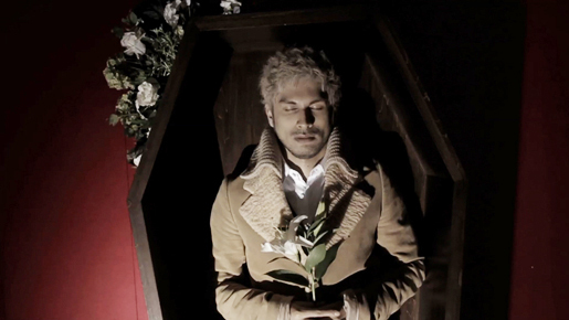 平井堅が死んじゃう？　新曲「アイシテル」映像は涙必至　特注サイズの棺桶から熱唱