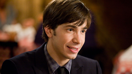 ジャスティン・ロング、自動車事故で軽傷を負って映画祭を欠席