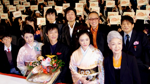 “鯛色”で初日祝い！　仲間由紀恵、観客からの声援に「お褒めの言葉、ありがとう」