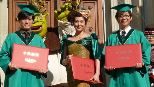 藤原紀香“シュレック卒業式”に出席　「10年間幸せでした」と晴れ晴れ