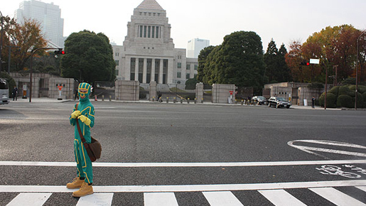 逮捕寸前？　体を張った宣伝マンがヒーローのコスプレで都内名所に出没！