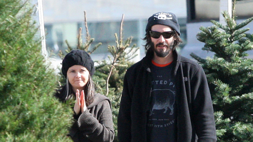 キアヌ・リーヴス、イブに巨大クリスマス・ツリーをお買い上げ
