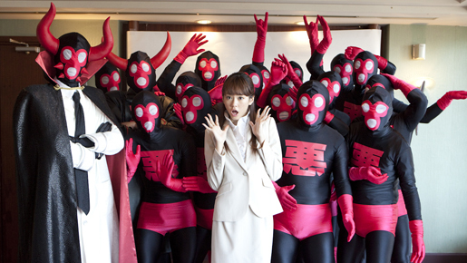 就活女子必見…？　桐谷美玲がコメディ初挑戦でコスプレ軍団に囲まれ困惑