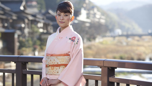 上原多香子が映画初主演！　温泉町の復興に奔走する和服姿のヒロイン
