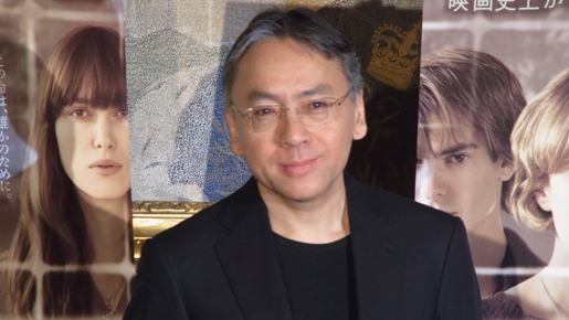 『わたしを離さないで』原作者カズオ・イシグロが来日　白鵬と一緒にテレビ出演で笑顔