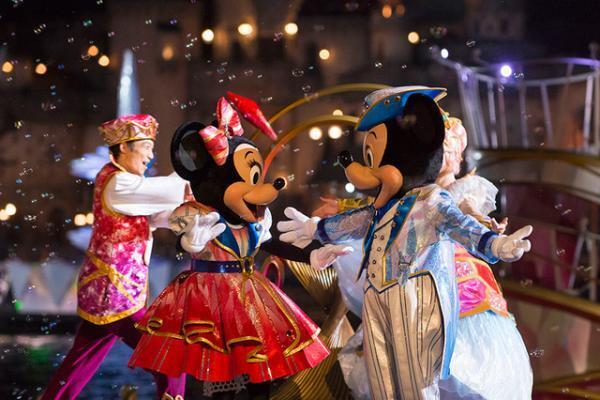 【ディズニー】15周年シーがグランドフィナーレ！期間限定新コスと夜間公演ルック解禁