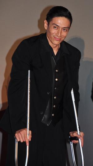 伊勢谷友介、左足の怪我で松葉づえで舞台挨拶に参加